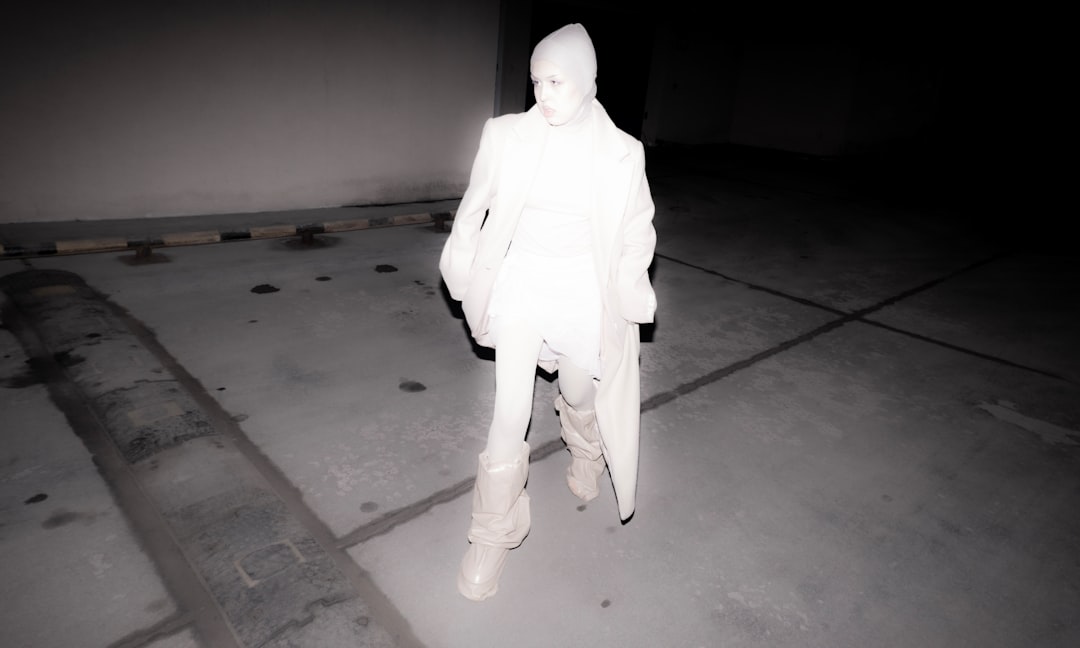 Photo Tall White alien physical description