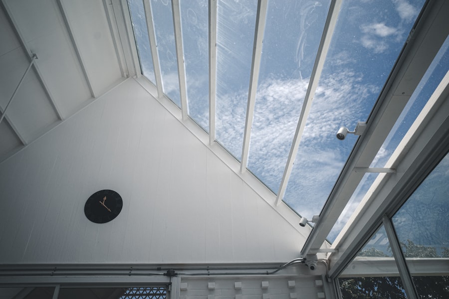 Photo ceiling gravity experiment