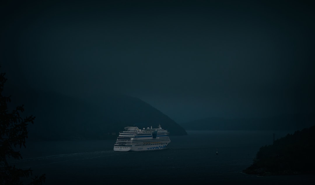 Photo ship grounding