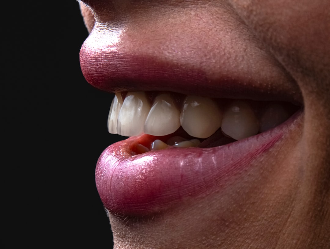 Photo vibrating teeth sensation