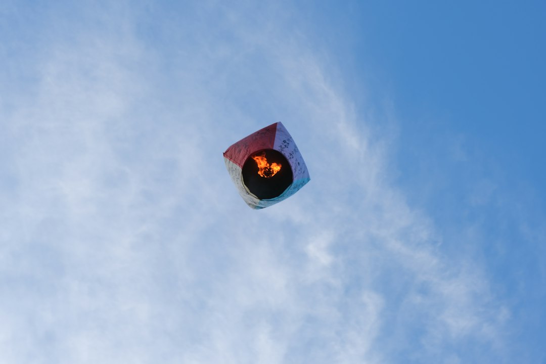 Photo ufo sky lantern explanation